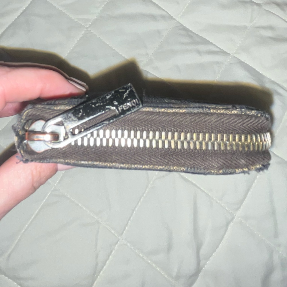 Fendi zip around wallet authentic - Picture 2 of 11